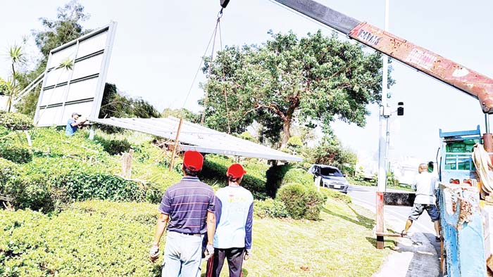 風災過後，養工所儘速搶修路燈、道路與拆除危險招牌及鐵皮。（養工所提供）