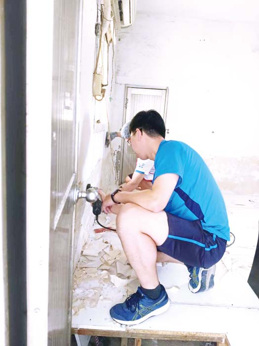 金門家扶中心志工修繕隊群策群力，用愛搭起遮風避雨的家。（金門家扶中心提供）