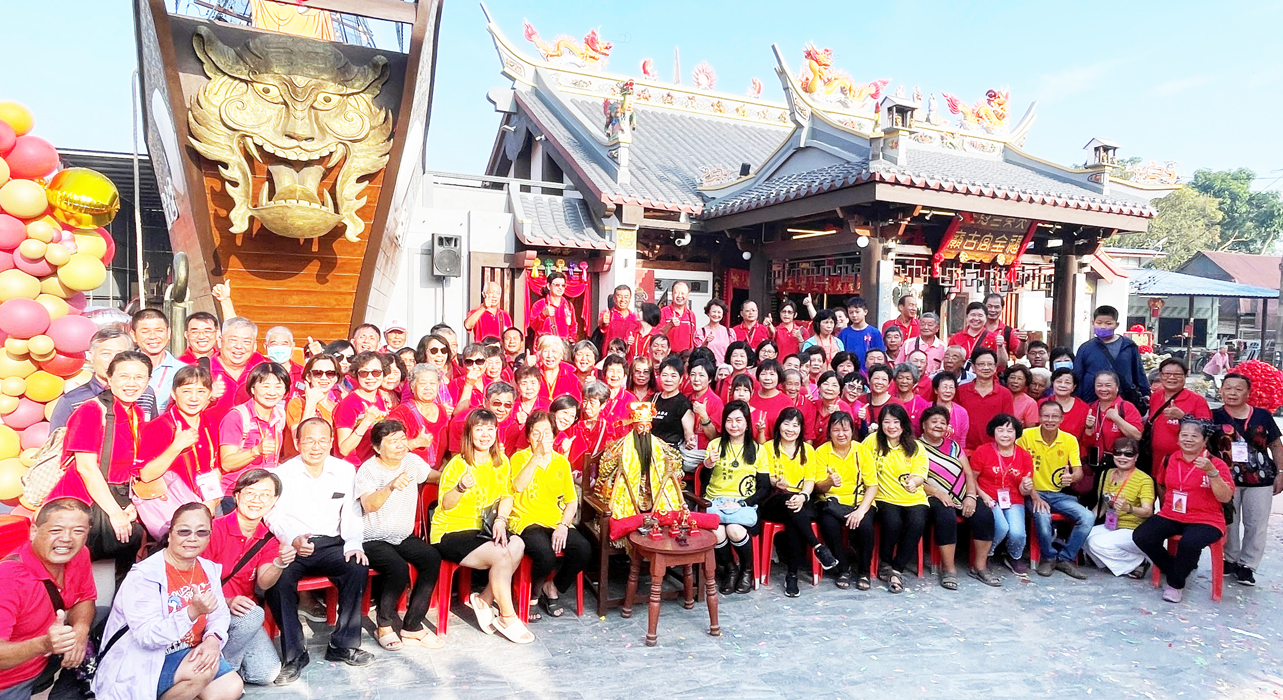 與會友廟及進香團成員於福全宮前合影留念。（陳麗妤攝）