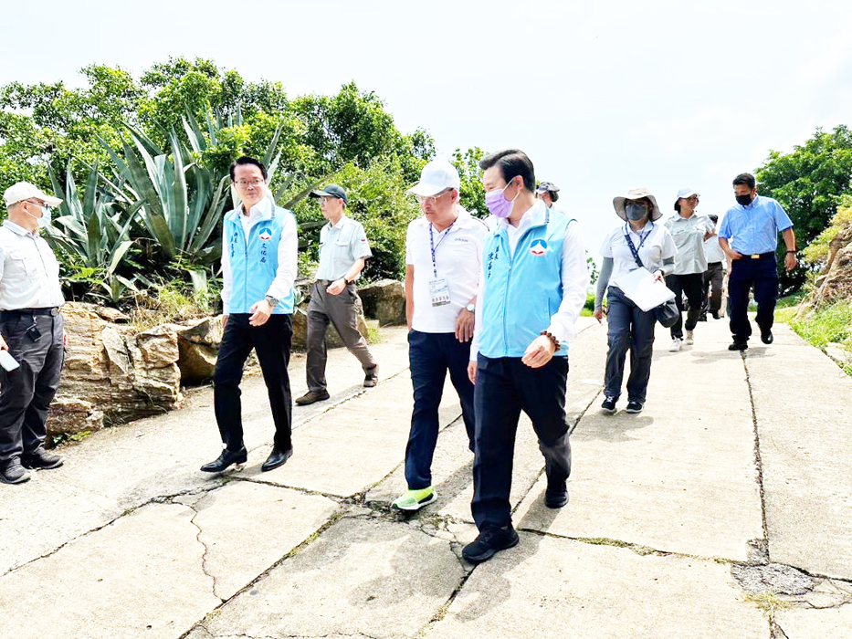 金門國家公園計畫第三次通盤檢討,縣長陳福海陪同現地勘查人員上太武山;瞭解劃設範圍、進度及相關配合作業。
(金門縣文化局提供)