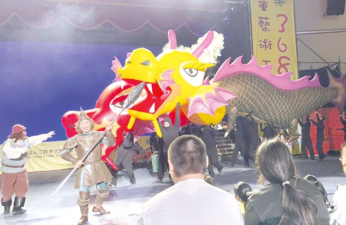 紙風車再到金門展開五鄉鎮巡演,首場在金湖小巨蛋登場。
(陳麗妤攝)