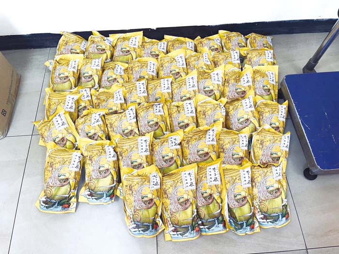 第九岸巡隊料羅安檢所9日於料羅碼頭查獲2起違法載運大陸螺螄粉返台，全案已依法函送財政部關務署裁處。（第九岸巡隊提供）