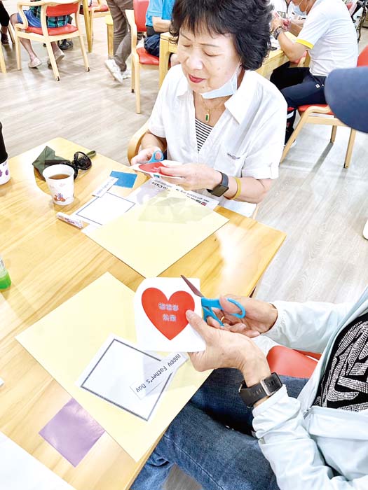 活動中，長輩志工們製作手工小卡。（辛亦姵攝）