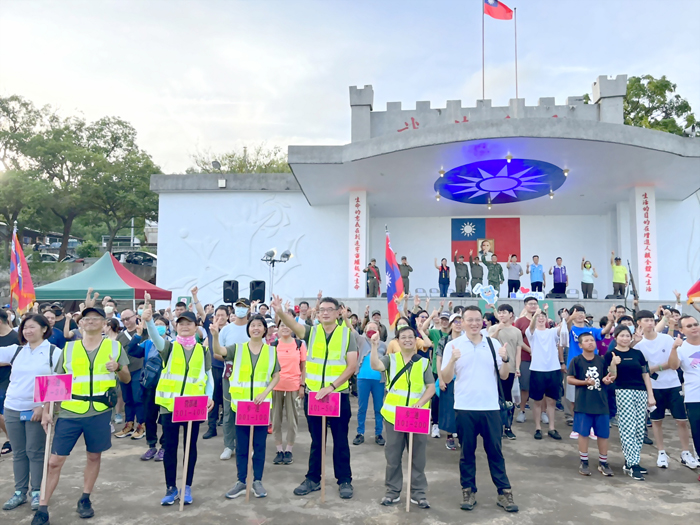 將近400名參與者與台上來賓合影留念。(高凡淳攝)