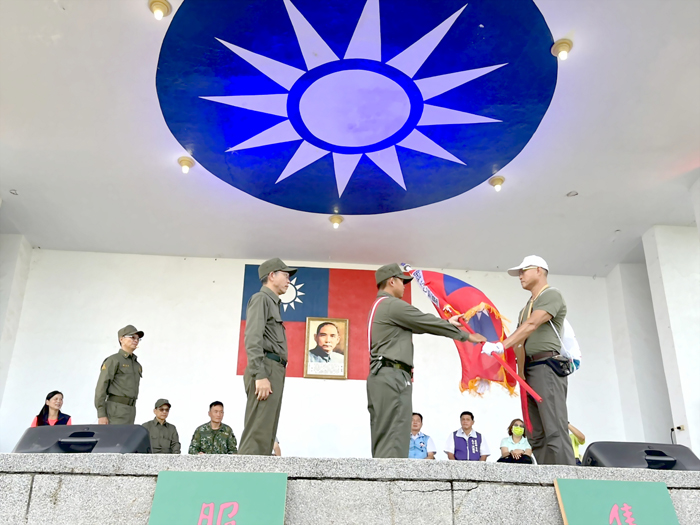 典禮上完成授旗儀式,為夜行軍活動預備。(高凡淳攝)