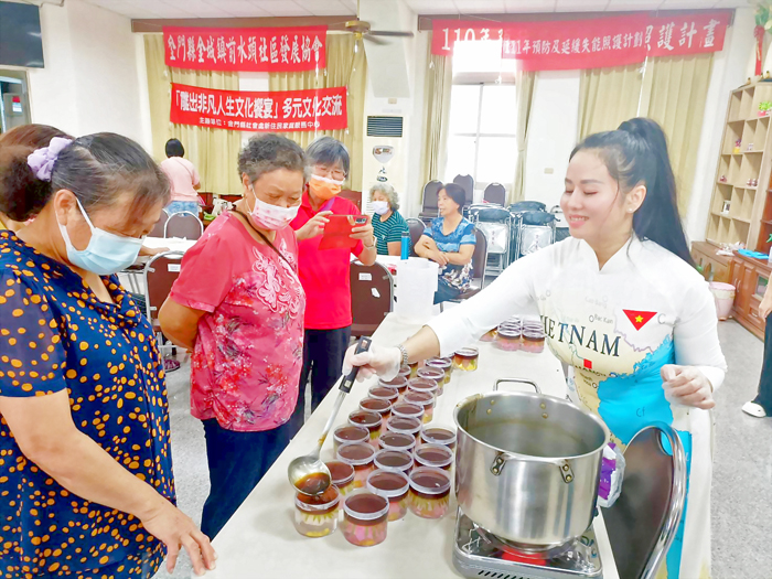 多元文化走進社區！新住民家庭服務中心昨（12）日於前水頭社區活動中心辦理「雕出非凡人生文化饗宴」多元文化學習營，由金門縣南洋姊妹會理事長鄭氏僑螢介紹越南節慶文化及指導居民製作果凍花。（新住民家庭服務中心提供）