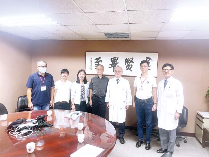 蔡建鑫（左四）拜會台大醫院。（金門縣衛生局提供）