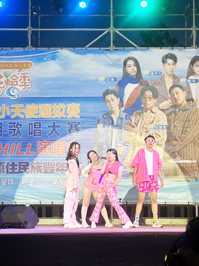 歌唱大賽，由去年冠軍陳芃妗開場演唱。（辛亦姵攝）