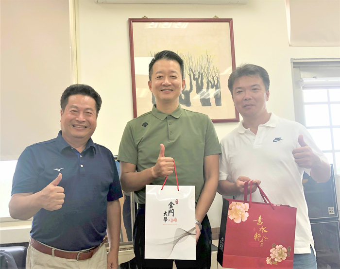 廈門銀行台商金融部總經理王汝民拜訪金大就業輔導暨校友服務中心主任董燊教授等人。(董燊提供)