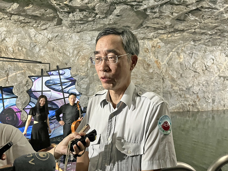 金管處處長鄭瑞昌邀請大家來看金門獨特的坑道音樂節。(高凡淳攝)
