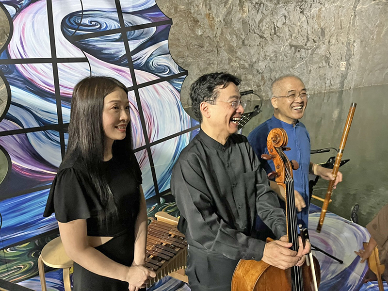 音樂節首日表演項目,邀請中國笛教父陳中申(右)、藝術總監大提琴張正傑(中)、朱宗慶打擊樂團首席木琴吳珮菁(左)一同演出。(高凡淳攝)