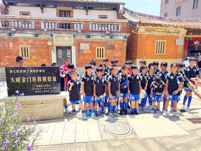 金湖國小學生在抗戰時期金門縣政府舊址合影。（金湖國小提供）