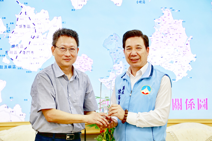 「全國22縣市有感施政大調查」,金門縣在11個施政面向中取得5金2銀的成績,由縣長陳福海代表縣府團隊接受金獎獎座。(縣府提供)