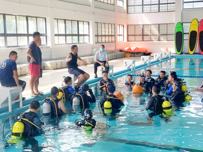 消防局於金門農工職校游泳池辦理潛水訓練。
（消防局提供）