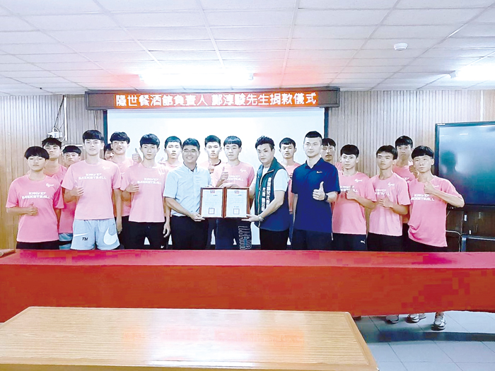 隱世餐酒館的負責人鄭淳駿捐贈20萬元給金門農工籃球隊，助球隊成員前往台灣參加比賽。（金門農工提供）