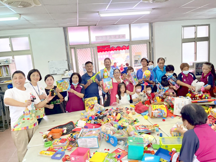 現場直接擺出多種二手玩具，大人小孩們都興奮不已。（高凡淳攝）