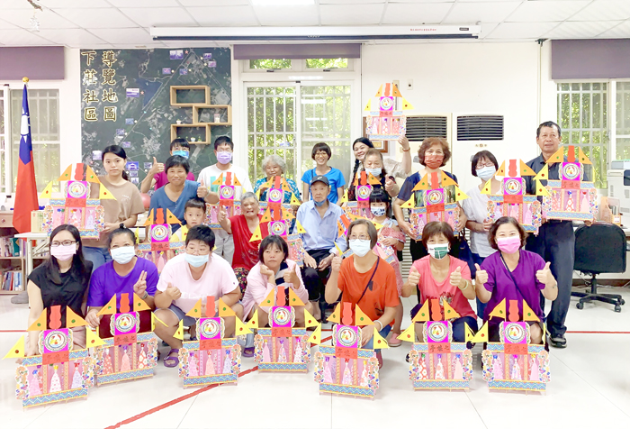 下莊社區發展協會舉辦七娘亭製作課程，眾人認真傳習手工技藝。（林靈攝）