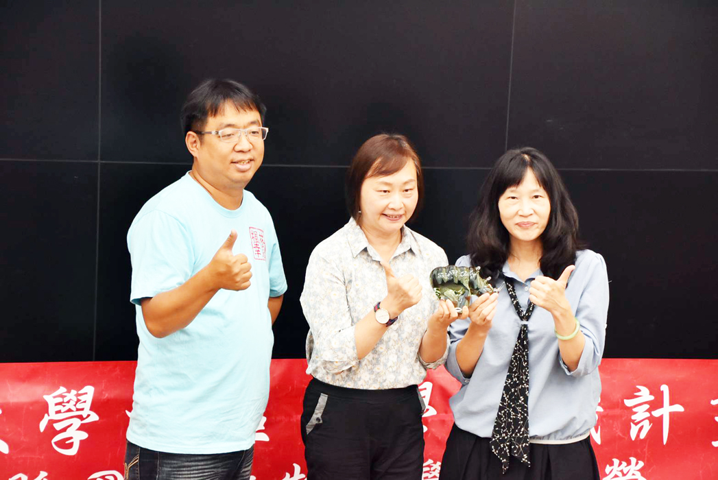 國小醫學體驗營結訓典禮，孫麗琪、趙振瑞等和學生參與。
（李增汪攝）
