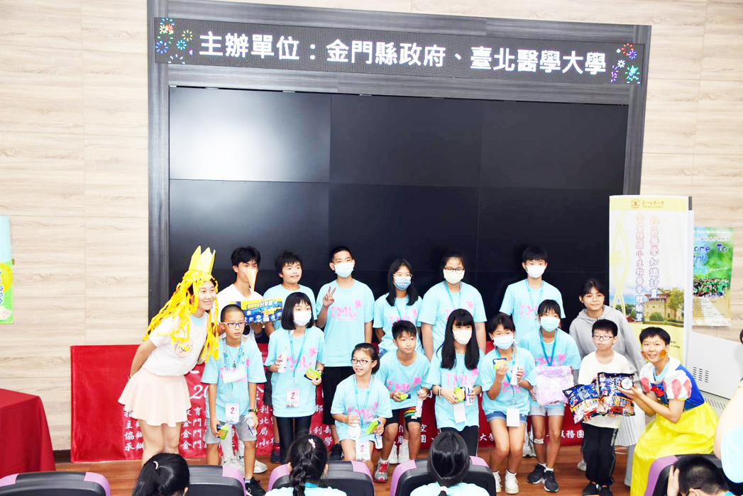 國小醫學體驗營結訓典禮，孫麗琪、趙振瑞等和學生參與。
（李增汪攝）