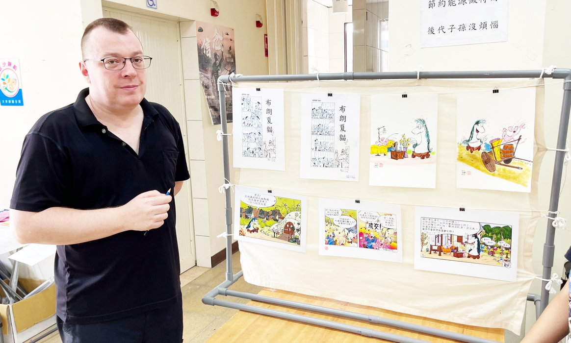 高大偉在漫畫工作坊中介紹自己的創作。（陳麗妤攝）