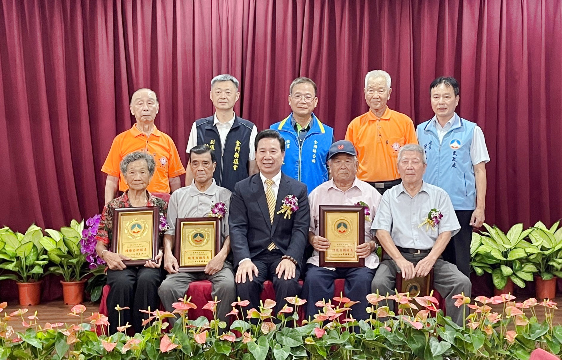 金門縣823戰役65週年表揚自衛隊員暨兵役節表揚,縣長陳福海偕與會佳賓頒獎表揚5鄉鎮20位績優自衛隊員。