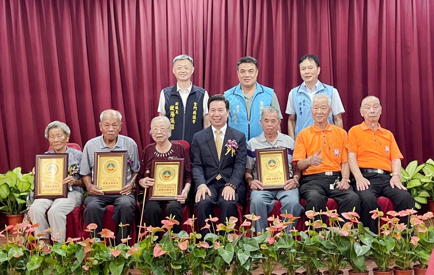 金門縣823戰役65週年表揚自衛隊員暨兵役節表揚,縣長陳福海偕與會佳賓頒獎表揚5鄉鎮20位績優自衛隊員。