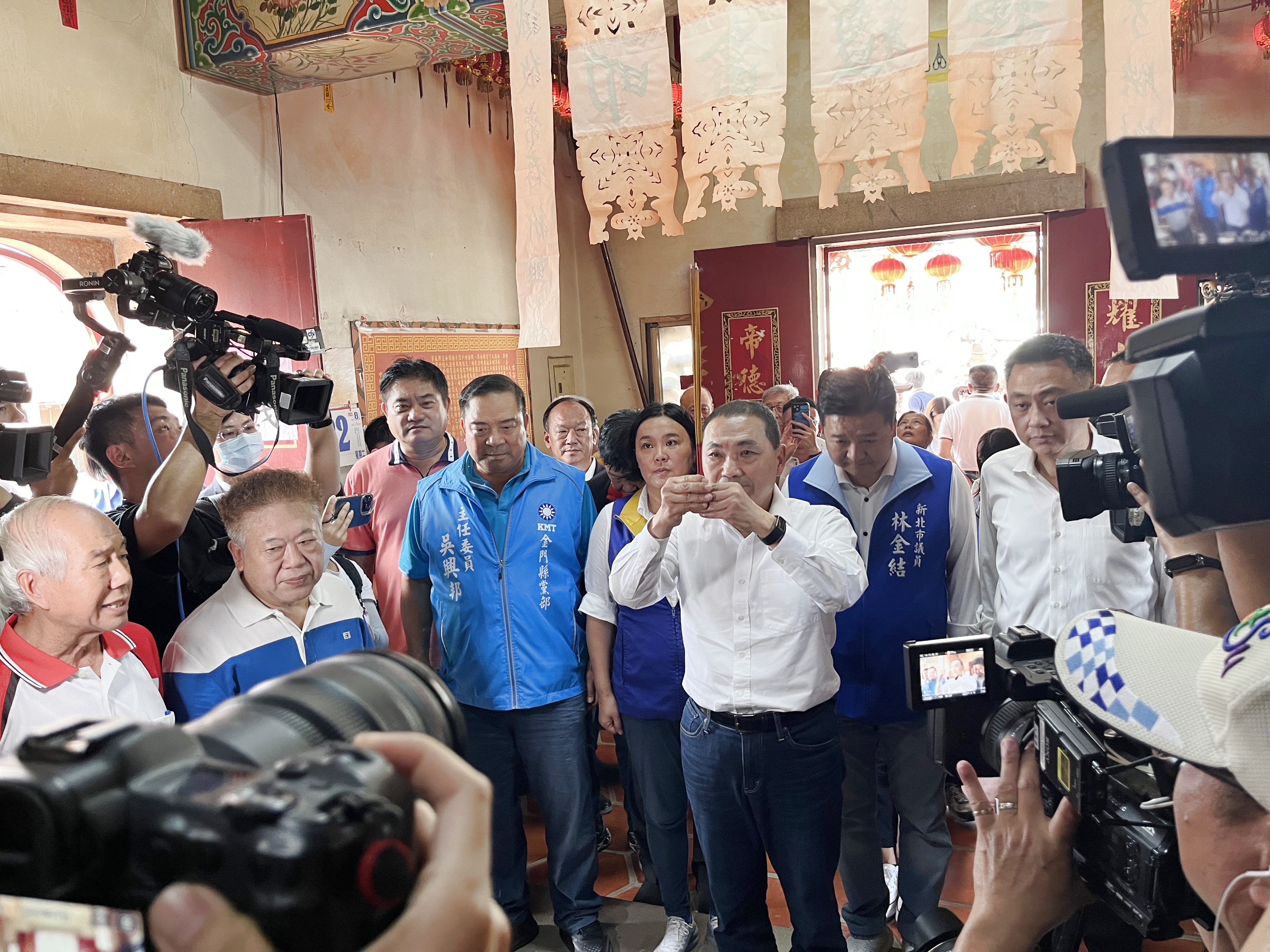 國民黨總統候選人侯友宜上香祭拜。（高凡淳攝）