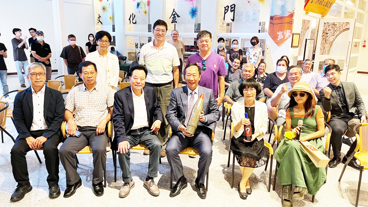 文化園區管理所、俞大維先生紀念學會攜手辦理「回眸 俞大維」特展,昨(22)日開幕,議長洪允典、鴻海創辦人郭台銘等到場參與,為現場增添光彩。(陳麗妤攝)
