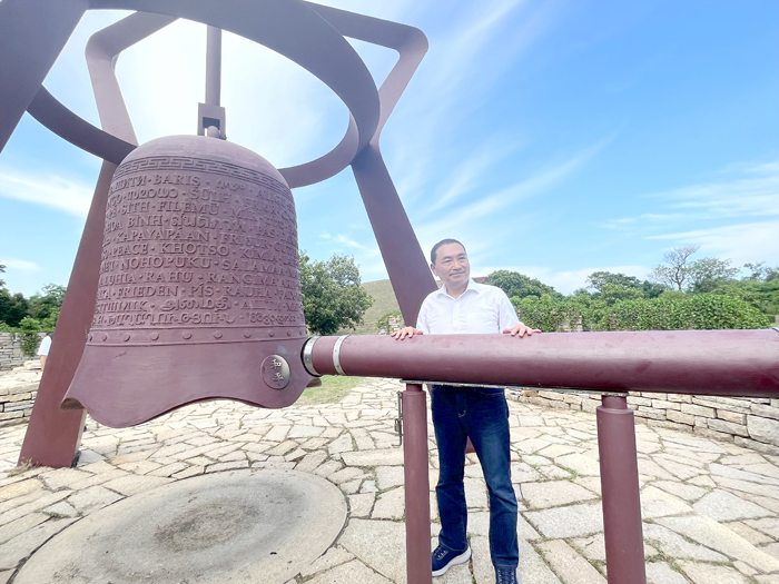 侯友宜敲響和平鐘，期待建構一個永無戰爭的兩岸。（高凡淳攝）