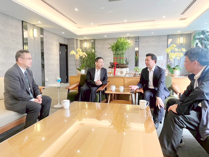 縣長陳福海拜會交通部民航局,協調增加台金航線運能。(觀光處提供)