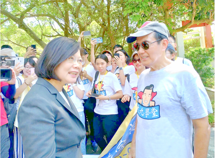 蔡英文2019年823紀念日曾來金門參加祭典,與前總統馬英九在太武山下巧遇,留下難得同框的歷史畫面。(本報資料照)
