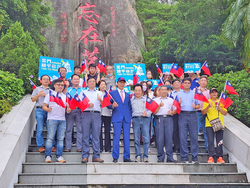 郭台銘與議會職員們於太武山上合影。(許峻魁攝)
