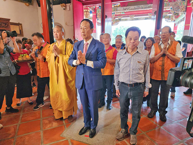 郭台銘(中)23日一早,登上太武山海印寺參拜。(許峻魁攝)