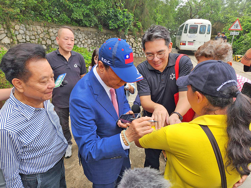郭台銘為支持者簽名。(許峻魁攝)