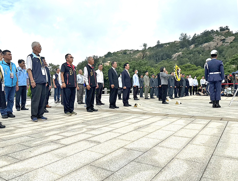 今天是八二三戰役65周年紀念日，國防部於金門太武山忠烈祠及公墓舉行隆重追思祭悼典禮。（辛亦姵攝）