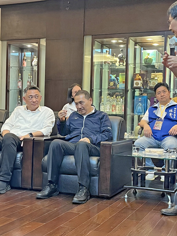 侯友宜與金酒公司董事長謝世傑、立委陳玉珍等人共同品嘗金門高粱酒。(高凡淳攝)