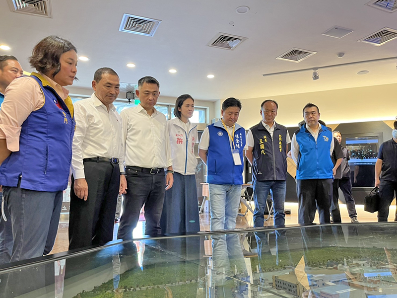 侯友宜參觀金門酒廠。(高凡淳攝)