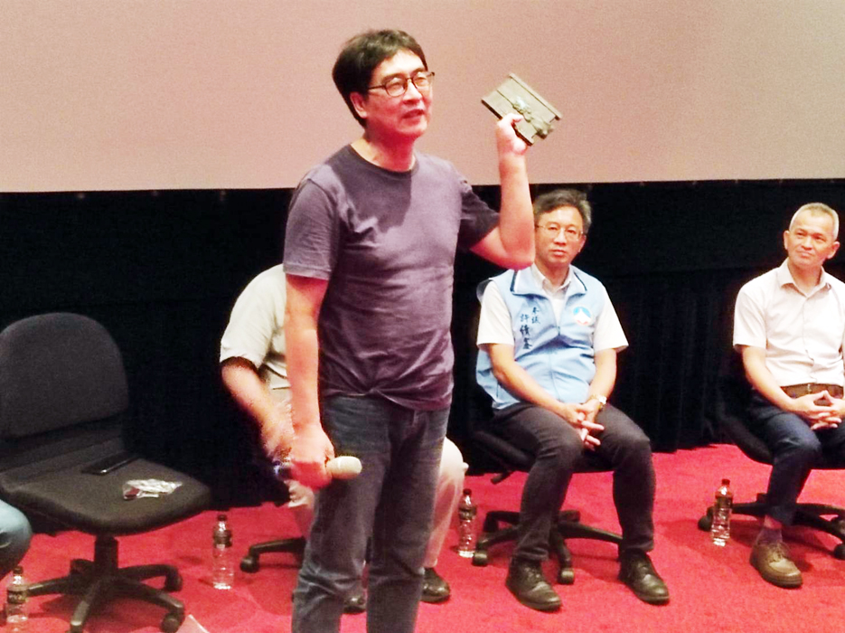 縣籍導演董振良的金門反戰電影《N不O》金門特映會,昨日上午在金獅影城放映,董振良發表創作自述。(許加泰攝)