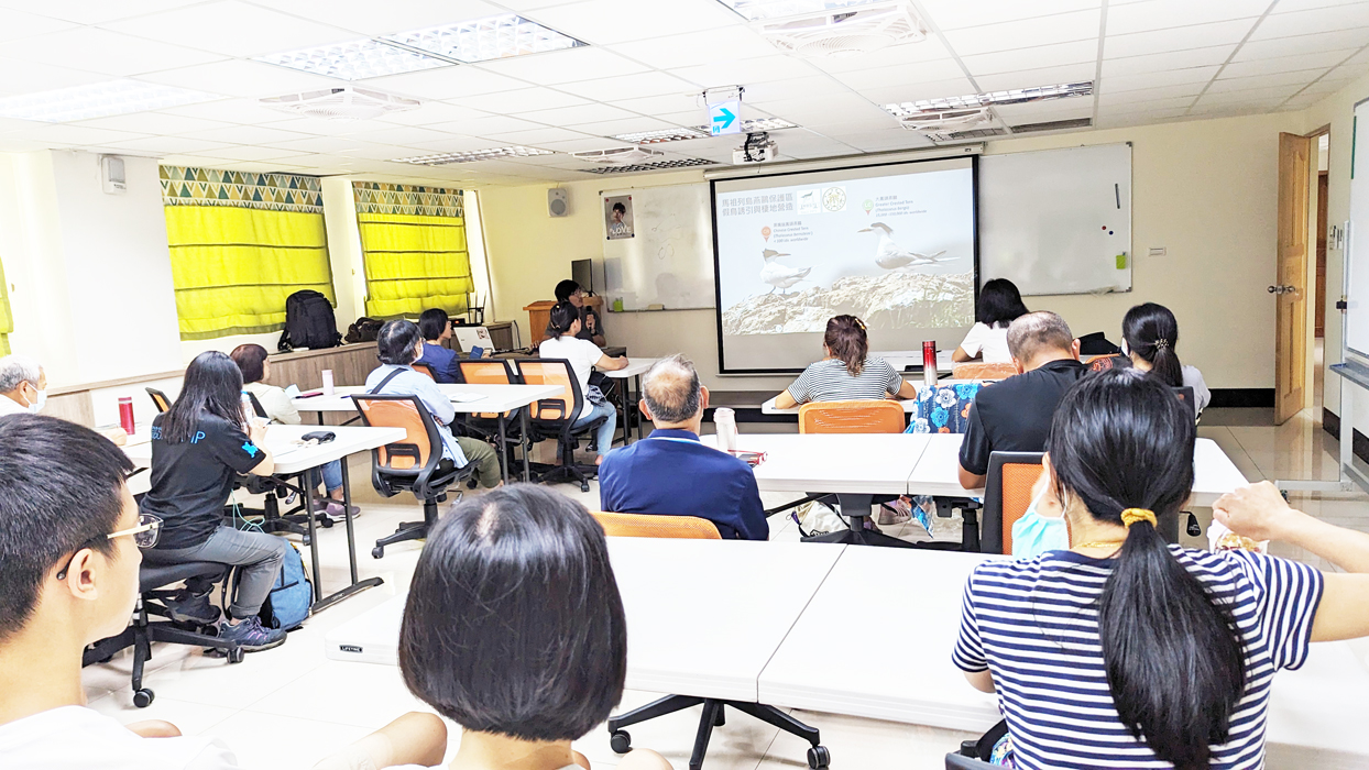 「海鳥辨識與保育研究工作坊」8月19日於古寧頭社區活動中心舉辦,講師以馬祖神話之鳥為例分享繁殖生態,也介紹國內各地歷年研究與保育案例、鳥類辨識要訣等並帶學員透過eBird APP分享鳥類訊息,讓賞鳥也可以當公民科學家。(金門縣野鳥學會提供)