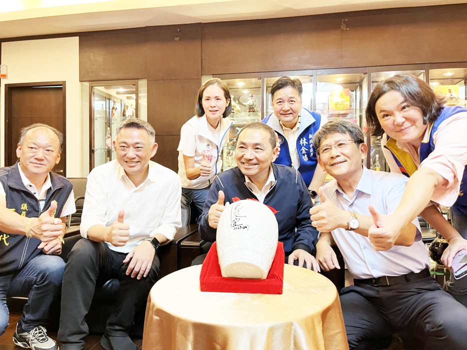 侯友宜在酒罈上留下親筆簽名並拍照留念。
（高凡淳攝）