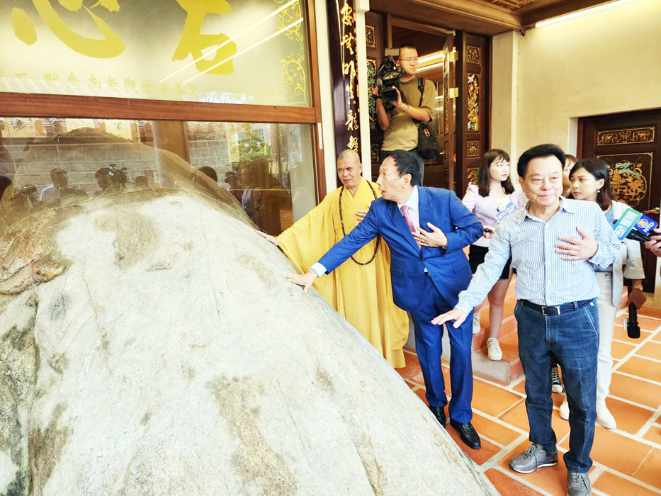郭台銘觸摸安心石，並在石前祈願心想事成。（許峻魁攝）
