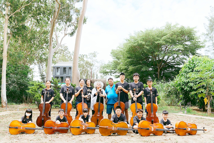 地區大提琴家陳怡潔舉辦「2023年凡爾賽大提琴重奏團與大師的對話」音樂營，全數師生把握機會合影留念。（陳怡潔大提琴工作室提供）
