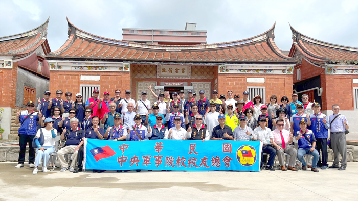 中央軍事院校校友總會一行七十餘人，抵金參觀。（陳麗妤攝）