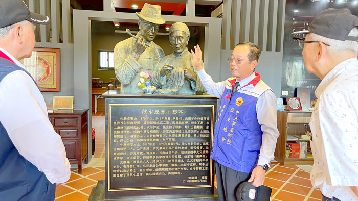 中央軍事院校校友總會一行七十餘人，抵金參觀。（陳麗妤攝）