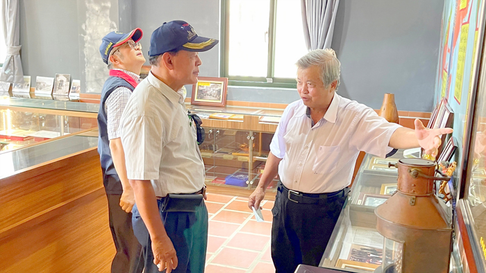 中央軍事院校校友總會一行七十餘人，抵金參觀。（陳麗妤攝）