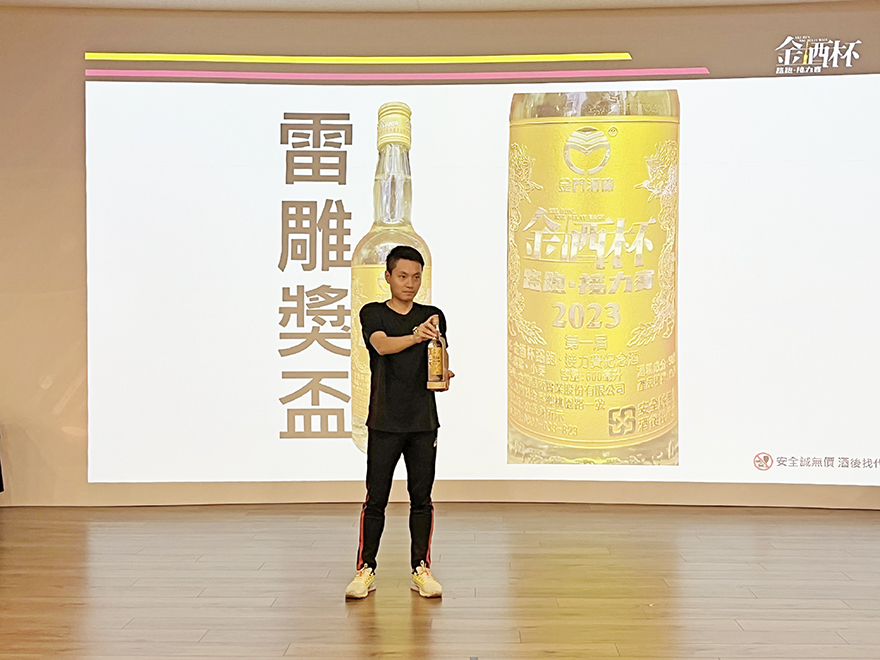5.8公里三人接力挑戰組前十名組別,可獲得特製的「雷雕獎盃」。(高凡淳攝)