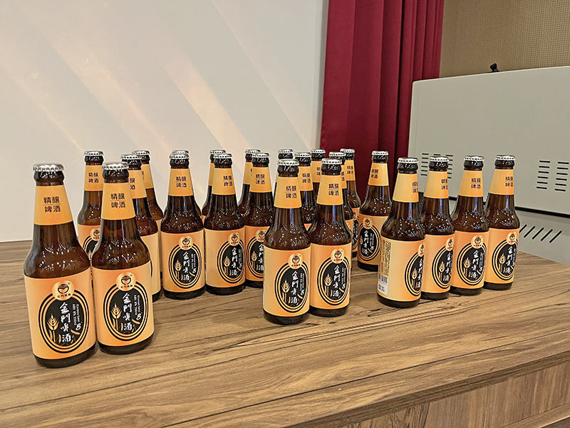 賽事過程中融入7月份剛上市的「精釀8度金門啤酒」，增加挑戰特色與門檻。（高凡淳攝）