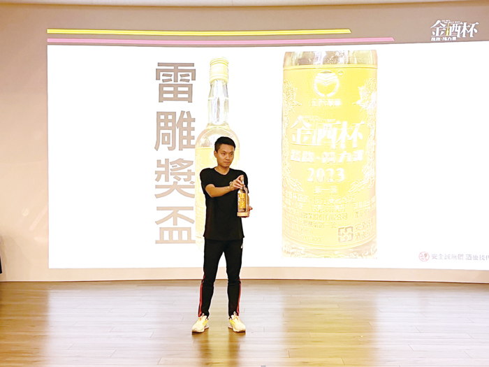 5.8公里三人接力挑戰組前十名組別，可獲得特製的「雷雕獎盃」乙座。（高凡淳攝）