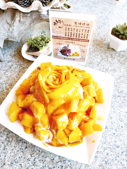 用料紮實、季節限定的美味芒果冰。(北街古早味提供)