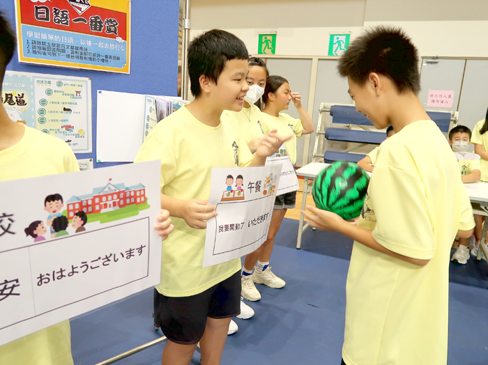 112年國中小學學生國際教育交流活動成果發表，26日在金湖鎮綜合體育館籃球場辦理。（教育處提供）